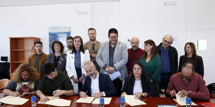 Educación y Junta de Personal firman un histórico acuerdo salarial para docentes tras 18 años de espera