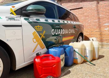 La Guardia Civil detiene a dos jóvenes de Santander como presuntos autores del robo de 100 litros de combustible en Camargo