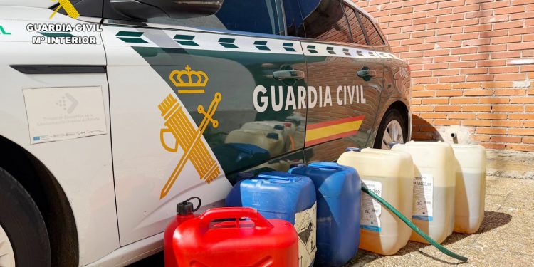 La Guardia Civil detiene a dos jóvenes de Santander como presuntos autores del robo de 100 litros de combustible en Camargo