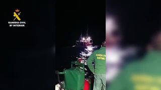 Guardia Civil rescata pesquero averiado en peligro de colisión junto al Faro del Caballo en Santoña