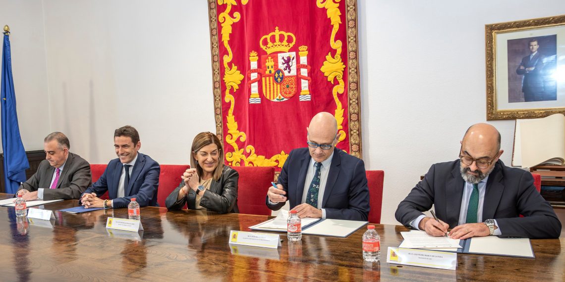 Gobierno, ADIF y Los Corrales firman el protocolo para eliminar cuatro pasos a nivel y sacar camiones del casco urbano