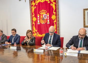 Gobierno, ADIF y Los Corrales firman el protocolo para eliminar cuatro pasos a nivel y sacar camiones del casco urbano
