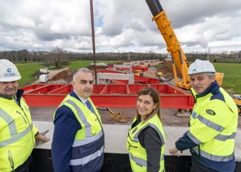 Viaducto de la ría de Solía avanza con montaje de tablero metálico