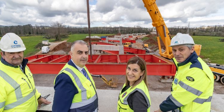 Viaducto de la ría de Solía avanza con montaje de tablero metálico