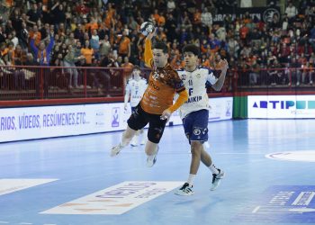 El Bathco BM Torrelavega cae ante el Fraikin BM Granollers (33‑35) en un partido que se decide en los últimos minutos