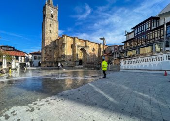 Comillas acomete trabajos de limpieza del pavimento en varias plazas para mejorar su conservación