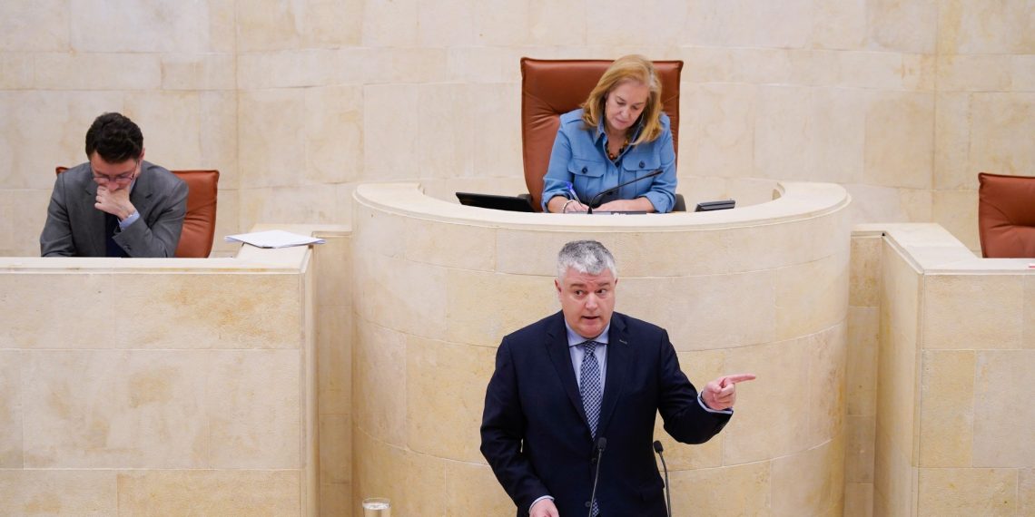 Los Presupuestos de Cantabria 2026 avanzan en el Parlamento tras rechazar las enmiendas a la totalidad de PSOE y Vox
