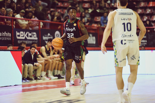 El Grupo Alega Cantabria remonta y derrota al Club Ourense (72-67) en el duelo clave por la permanencia