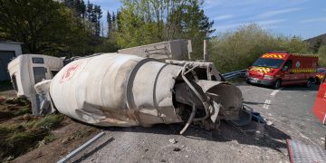 Herido el conductor de una hormigonera tras volcar en el puerto del Escudo