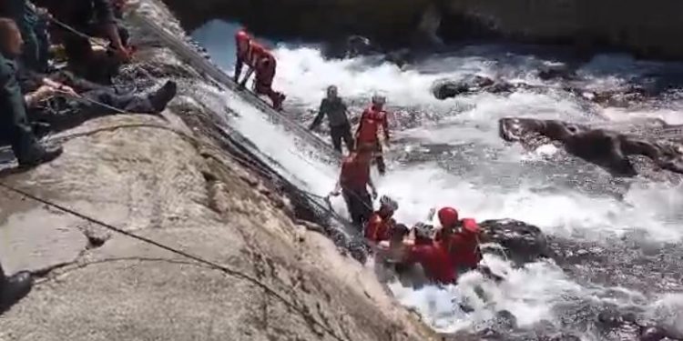 Bomberos y Guardia Civil rescatan a un hombre de 30 años atrapado por la pierna en rocas del río Pas tras ser succionado por un sifón
