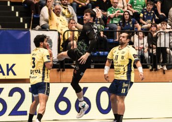 Bathco BM Torrelavega arranca el empate de Artaleku con un gol agónico de Jokin Aja a tiempo parado