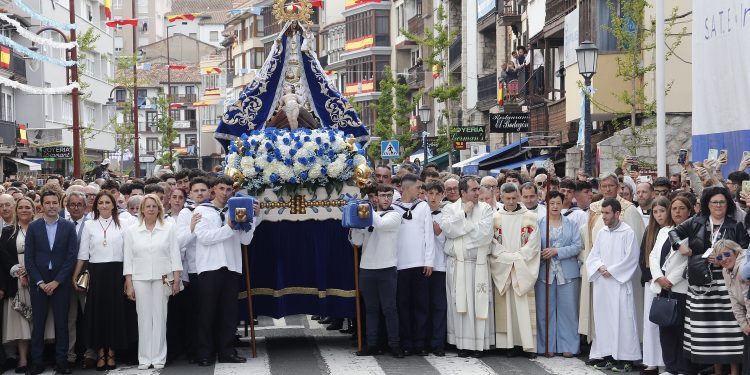 San Vicente de la Barquera se vuelca con La Folía en una jornada multitudinaria