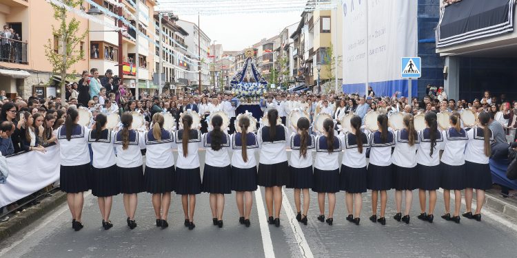 San Vicente de la Barquera se vuelca con La Folía en una jornada multitudinaria