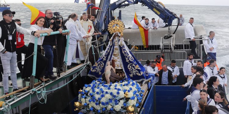 San Vicente de la Barquera se vuelca con La Folía en una jornada multitudinaria