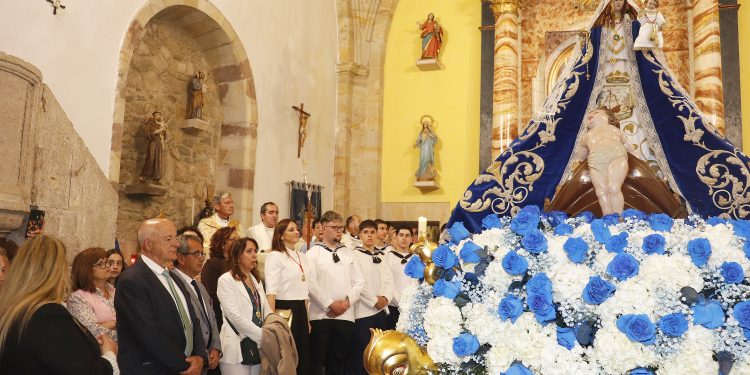 San Vicente de la Barquera se vuelca con La Folía en una jornada multitudinaria
