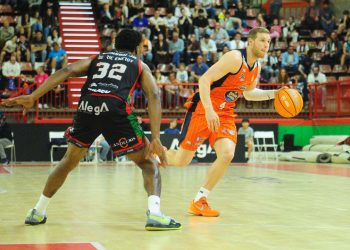 Leyma Básquet Coruña impone su condición de líder ante el Alega Cantabria en Torrelavega