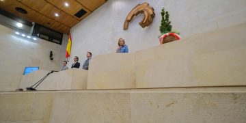 El Parlamento de Cantabria rinde homenaje a Javier López Marcano con un minuto de silencio y un tejo en su escaño