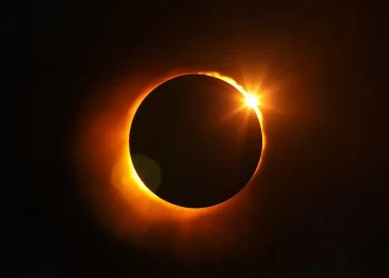 Ayer y hoy, el cielo de Cantabria ensayó la luz del eclipse