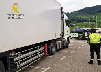 La Guardia Civil investiga a un camionero de 34 años por conducción temeraria en la A-67 tras circular a 138 km/h y dar positivo en cocaína
