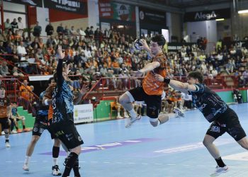 Bathco BM Torrelavega arrolla al Ademar León y se reengancha a la pelea europea (40-33)