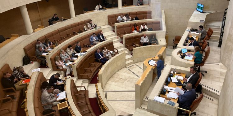 Cantabria avanza con su Ley de Vivienda tras decaer las enmiendas a la totalidad de PSOE y Vox