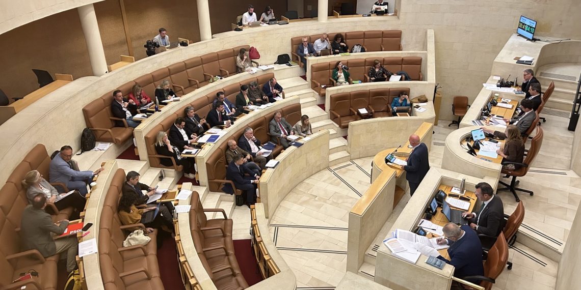 El Parlamento cántabro agiliza trámites para los cotos de caza y elimina obstáculos en la Reserva del Saja