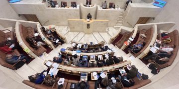 Pleno del Parlamento de Cantabria aprueba medidas contra el ERE de Nestlé y avanza en regulación de caza