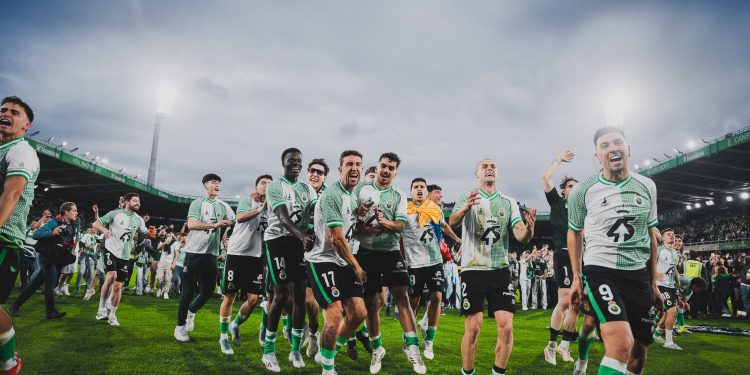 El Racing llora, Cantabria grita: 14 años después el club vuelve a Primera División