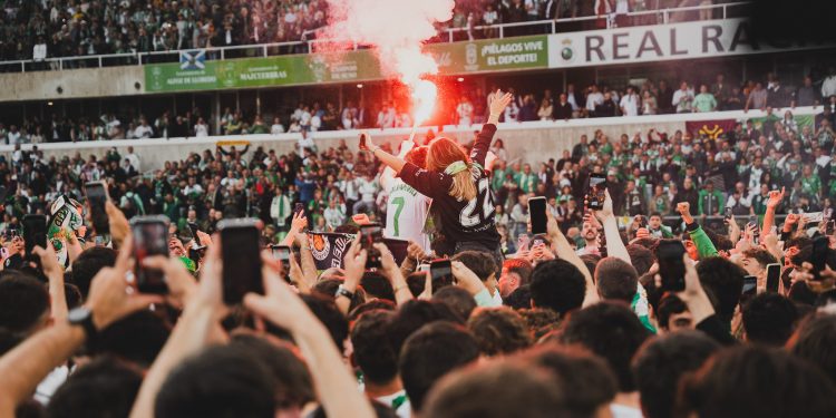 El Racing llora, Cantabria grita: 14 años después el club vuelve a Primera División