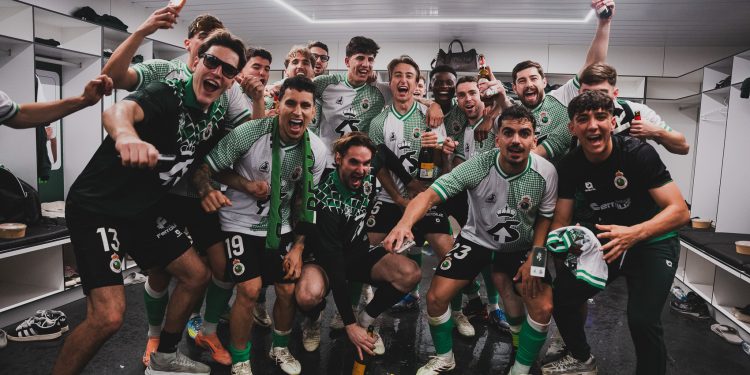 El Racing llora, Cantabria grita: 14 años después el club vuelve a Primera División