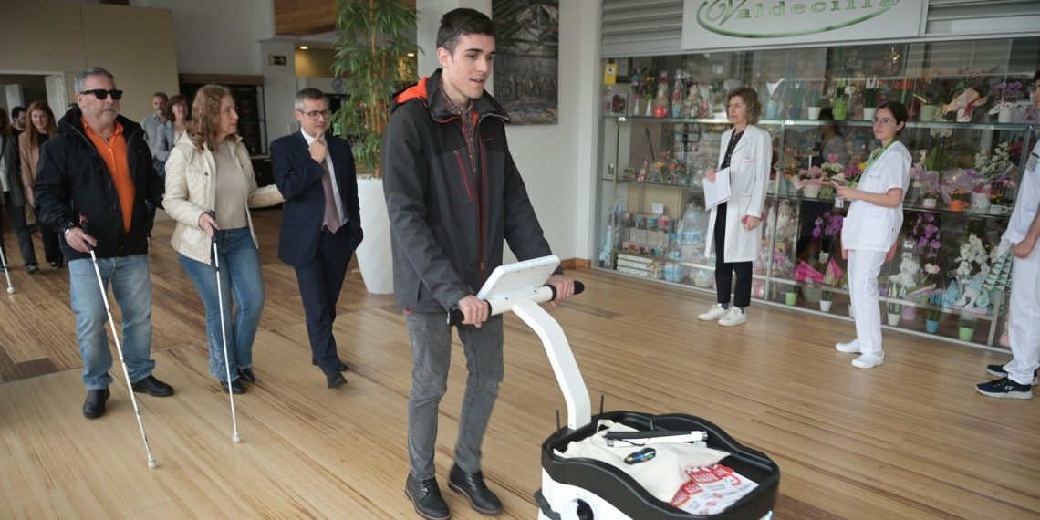 Valdecilla acoge la primera prueba sanitaria del robot de asistencia AccessRobots de la ONCE