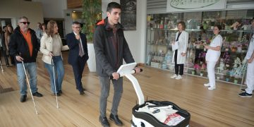 Valdecilla acoge la primera prueba sanitaria del robot de asistencia AccessRobots de la ONCE