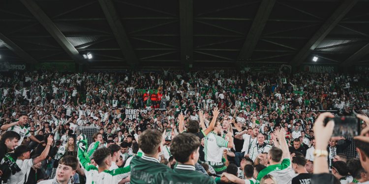 El Racing llora, Cantabria grita: 14 años después el club vuelve a Primera División