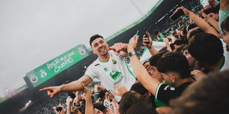 El Racing llora, Cantabria grita: 14 años después el club vuelve a Primera División