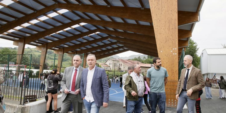 El Gobierno inaugura la nueva cubierta del CEIP Eugenio Perojo de Liérganes tras una inversión de 545.000 euros