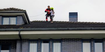 Rescatan ilesa a una menor del tejado de unos apartamentos de Boo de Piélagos