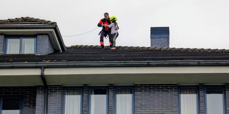 Rescatan ilesa a una menor del tejado de unos apartamentos de Boo de Piélagos