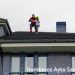 Rescatan ilesa a una menor del tejado de unos apartamentos de Boo de Piélagos