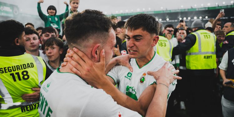 El Racing llora, Cantabria grita: 14 años después el club vuelve a Primera División