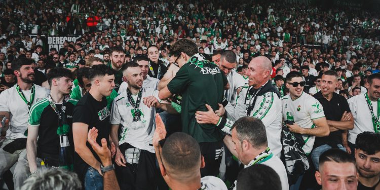 El Racing llora, Cantabria grita: 14 años después el club vuelve a Primera División