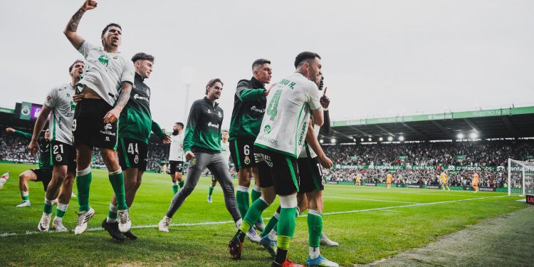 El Racing llora, Cantabria grita: 14 años después el club vuelve a Primera División