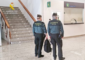 La Guardia Civil devuelve una mochila con 4.400 euros a un hombre de 71 años en el aeropuerto Seve Ballesteros