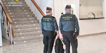 La Guardia Civil devuelve una mochila con 4.400 euros a un hombre de 71 años en el aeropuerto Seve Ballesteros