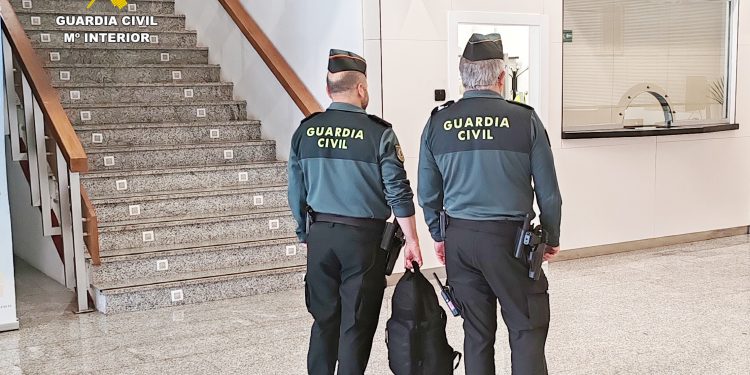 La Guardia Civil devuelve una mochila con 4.400 euros a un hombre de 71 años en el aeropuerto Seve Ballesteros