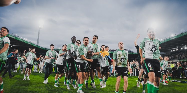 El Racing llora, Cantabria grita: 14 años después el club vuelve a Primera División
