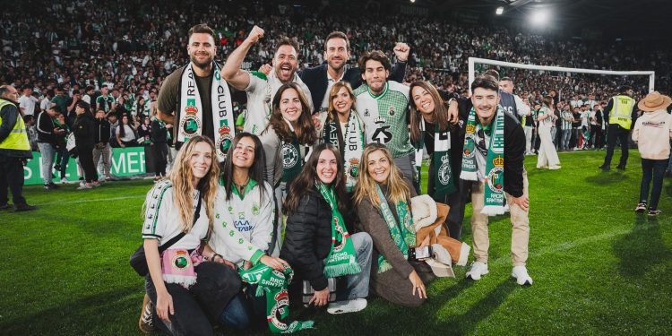 El Racing llora, Cantabria grita: 14 años después el club vuelve a Primera División
