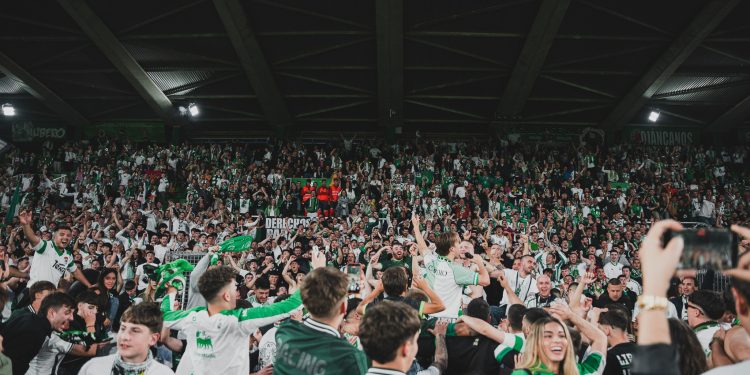 El Racing llora, Cantabria grita: 14 años después el club vuelve a Primera División
