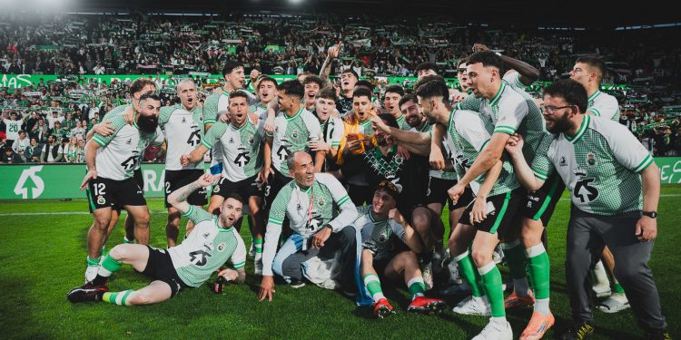 El Racing llora, Cantabria grita: 14 años después el club vuelve a Primera División