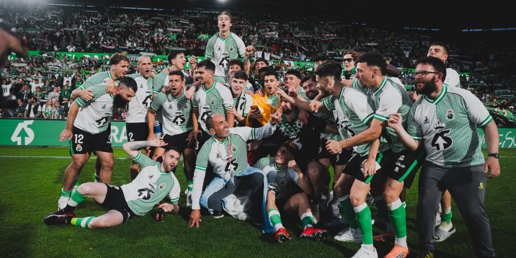 El Racing llora, Cantabria grita: 14 años después el club vuelve a Primera División
