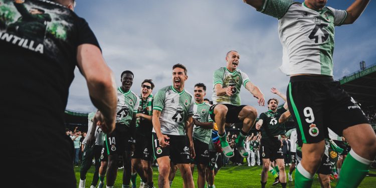 El Racing llora, Cantabria grita: 14 años después el club vuelve a Primera División